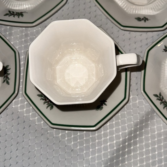 6 🎄Nikko Christmastime cups &saucers. holly-shaped handles! Octogon- shaped - Picture 4 of 13